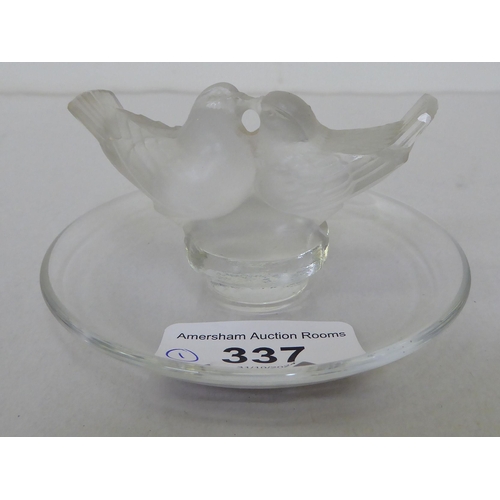 337 - A Lalique crystal shallow dish with two doves  bears marks  2