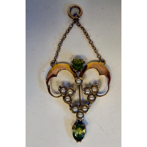 40 - An Art Nouveau 9ct gold pendant, set with seed pearls and peridots