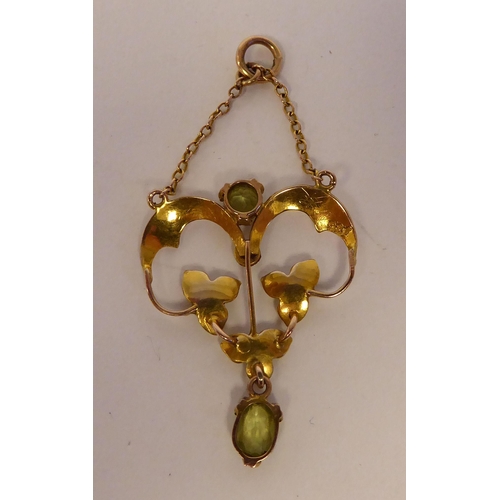 40 - An Art Nouveau 9ct gold pendant, set with seed pearls and peridots