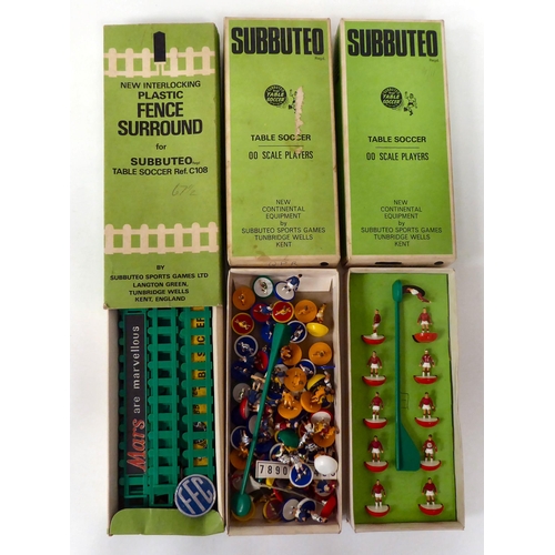 87 - Subbuteo accessories: to include 00 scale players  circa late 1960s/early 1970s