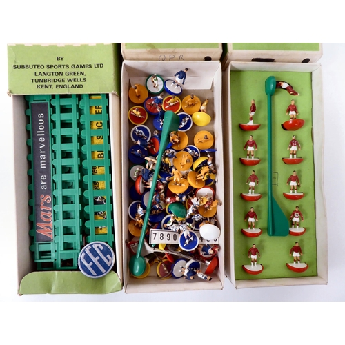 87 - Subbuteo accessories: to include 00 scale players  circa late 1960s/early 1970s