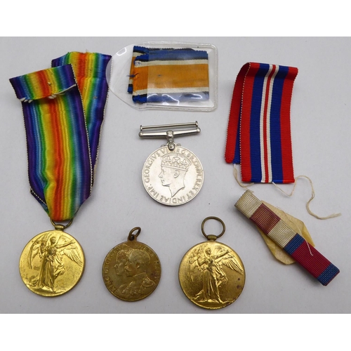 10 - Medals, badges and buttons: to include an RAF cap badge; and a Great War Star, awarded to one Privat... 