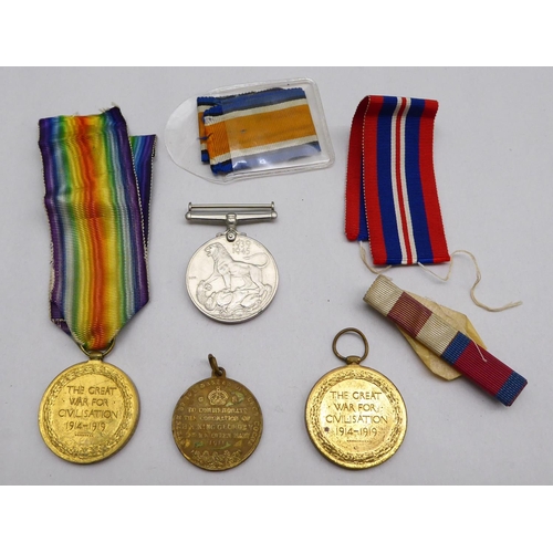 10 - Medals, badges and buttons: to include an RAF cap badge; and a Great War Star, awarded to one Privat... 