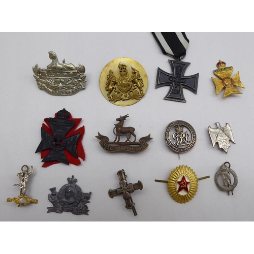 10 - Medals, badges and buttons: to include an RAF cap badge; and a Great War Star, awarded to one Privat... 