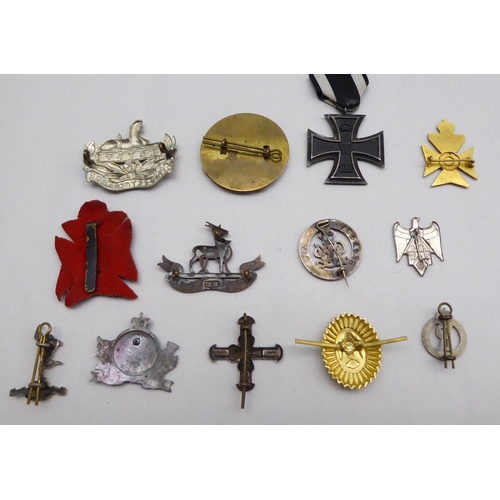 10 - Medals, badges and buttons: to include an RAF cap badge; and a Great War Star, awarded to one Privat... 