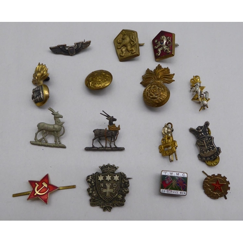 10 - Medals, badges and buttons: to include an RAF cap badge; and a Great War Star, awarded to one Privat... 