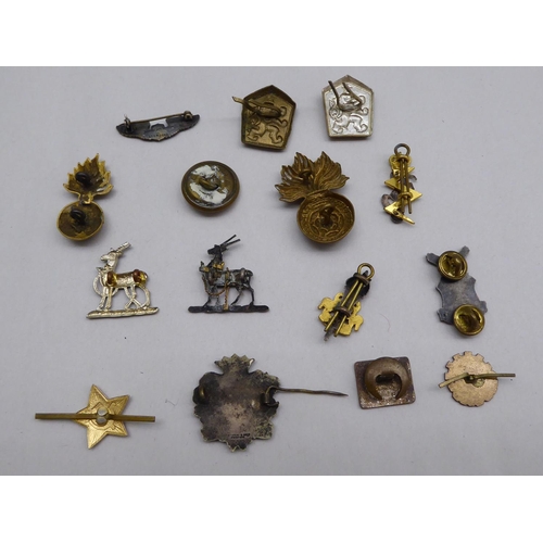 10 - Medals, badges and buttons: to include an RAF cap badge; and a Great War Star, awarded to one Privat... 