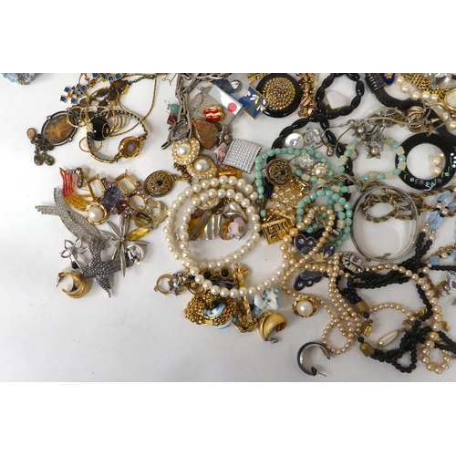 147 - Costume jewellery: to include simulated pearls and clip-on earrings