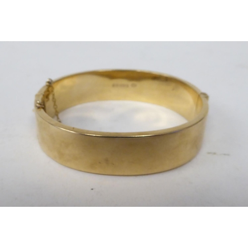 154 - A 9ct gold hinged bangle