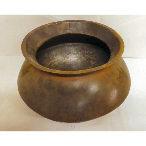 220 - A cast metal handi pot  8.5