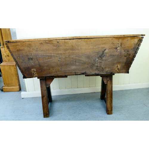 23 - A late 18th/early 19thC elm dough bin with angled sides and a removeable lid, raised on square legs&... 