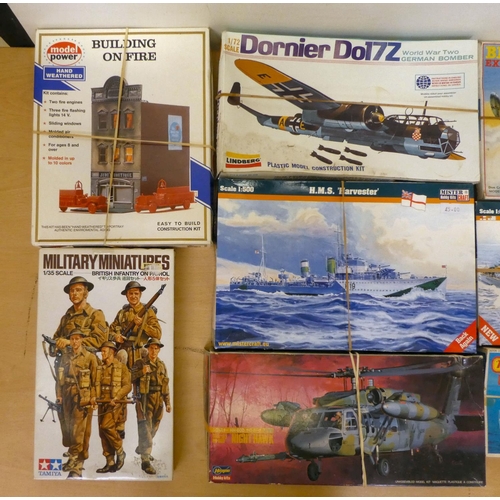 242 - 1:400, 1:76 and other scale model kits: to include a Hobby Kits Night Hawk C  (completeness not... 