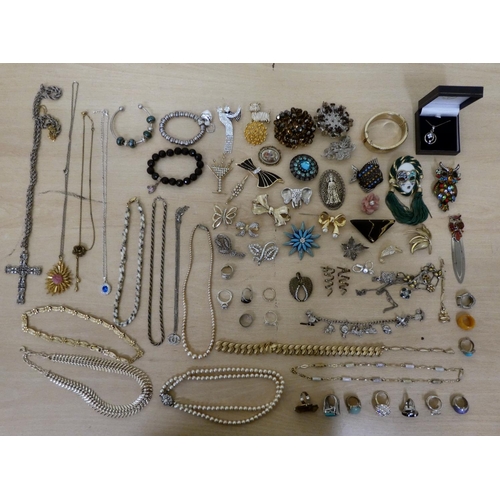 246 - Costume jewellery, mainly brooches and dress rings