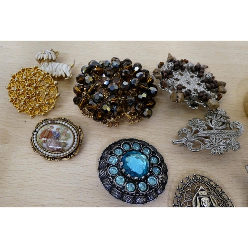 246 - Costume jewellery, mainly brooches and dress rings