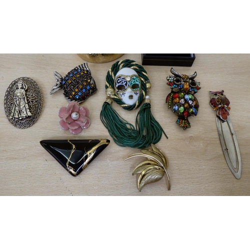 246 - Costume jewellery, mainly brooches and dress rings