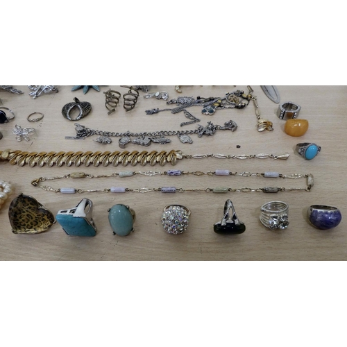 246 - Costume jewellery, mainly brooches and dress rings