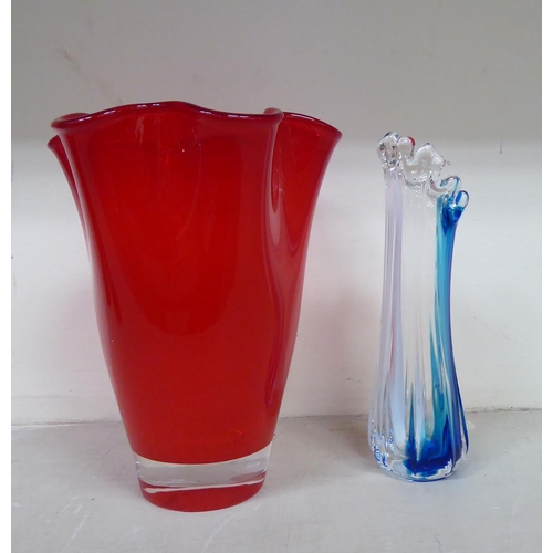 280 - Decorative glassware: to include mainly coloured centrepieces and vases  largest 15