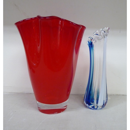 280 - Decorative glassware: to include mainly coloured centrepieces and vases  largest 15