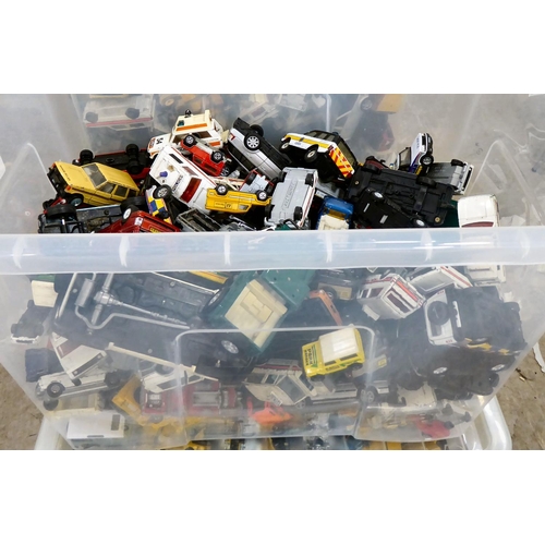 295 - Diecast model vehicles, mainly Range and Land Rovers with examples by Corgi and Matchbox