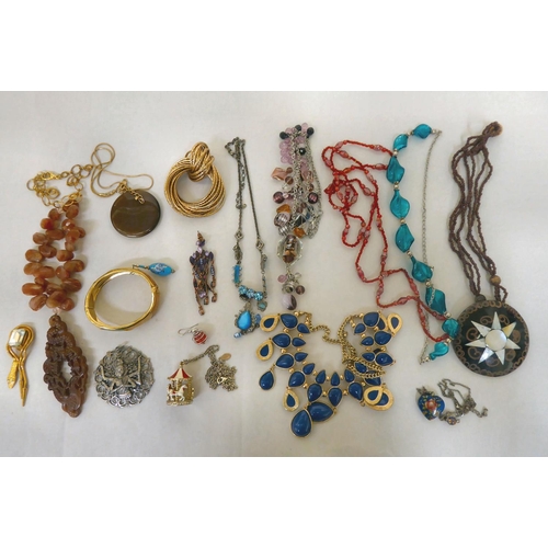 316 - Costume jewellery: to include an Indian white metal brooch, decorated with a goddess