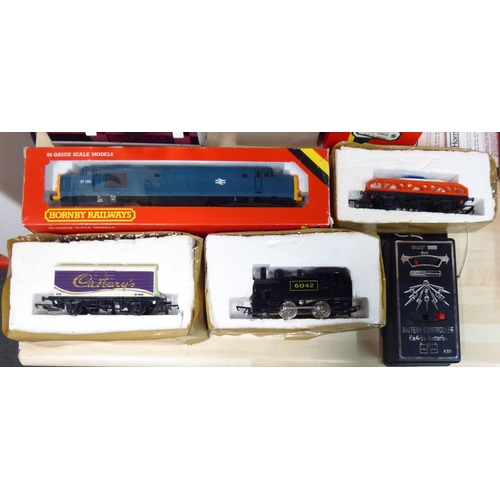 59 - Hornby and other 00 gauge model railway accessories: to include locomotives, carriages, wagons, trac... 