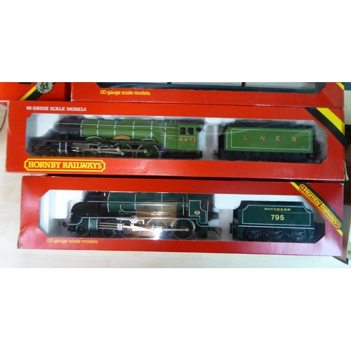 59 - Hornby and other 00 gauge model railway accessories: to include locomotives, carriages, wagons, trac... 