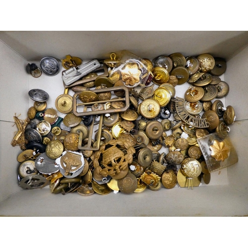 7 - Uncollated variously branded, loose military buttons(Please Note: this lot is subject to the stateme... 