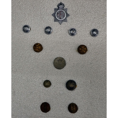 7 - Uncollated variously branded, loose military buttons(Please Note: this lot is subject to the stateme... 