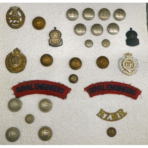 7 - Uncollated variously branded, loose military buttons(Please Note: this lot is subject to the stateme... 