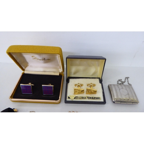 114 - Items of personal ornament: to include cufflinks; brooches; and bracelets