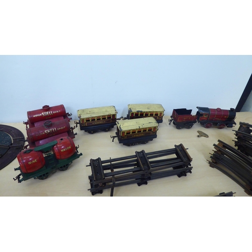 121 - Meccano for Hornby 0 gauge tinplate model locomotives, rolling stock, coaches and track