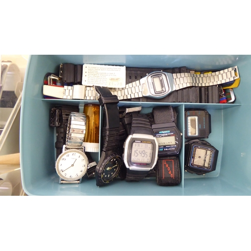 122 - Wristwatches and accessories: to include a 9ct gold cased example