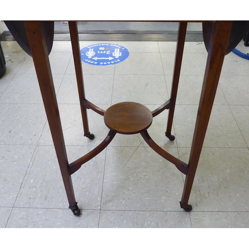 178 - An Edwardian string inlaid crossbanded walnut and mahogany Pembroke table, raised on square, tapered... 