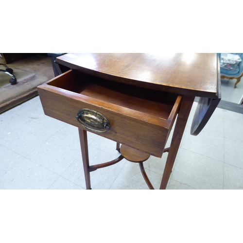 178 - An Edwardian string inlaid crossbanded walnut and mahogany Pembroke table, raised on square, tapered... 