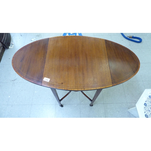 178 - An Edwardian string inlaid crossbanded walnut and mahogany Pembroke table, raised on square, tapered... 