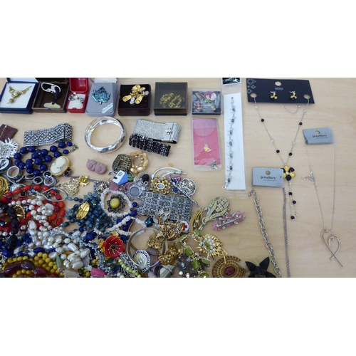 199 - Costume jewellery and items of personal ornament: to include necklaces, rings and brooches 