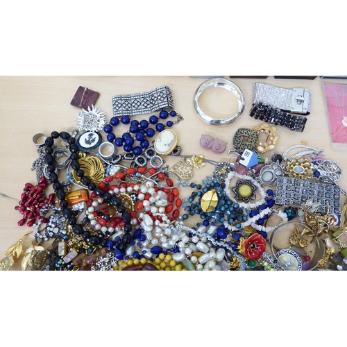 199 - Costume jewellery and items of personal ornament: to include necklaces, rings and brooches 