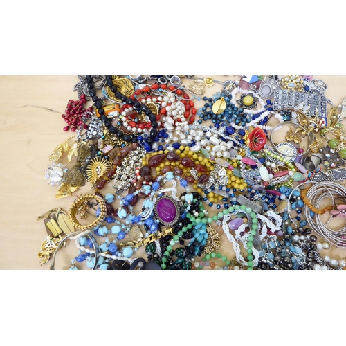 199 - Costume jewellery and items of personal ornament: to include necklaces, rings and brooches 