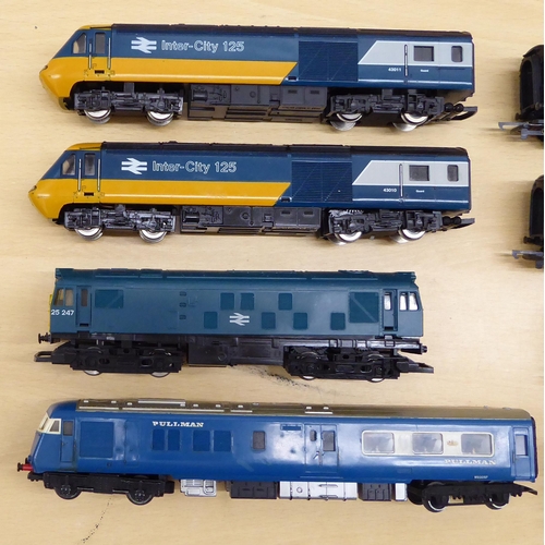 213 - Mainly Hornby 00 gauge locomotives, coaches and track