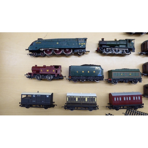 213 - Mainly Hornby 00 gauge locomotives, coaches and track