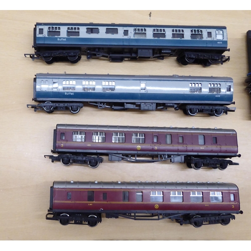 213 - Mainly Hornby 00 gauge locomotives, coaches and track