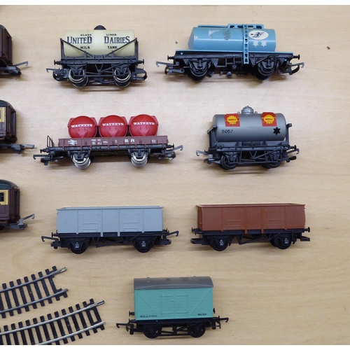 213 - Mainly Hornby 00 gauge locomotives, coaches and track