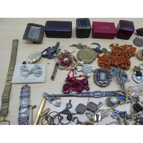 261 - Costume jewellery and items of personal ornament: to include a 9ct gold bar brooch 