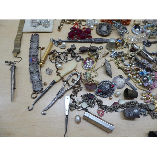 261 - Costume jewellery and items of personal ornament: to include a 9ct gold bar brooch 