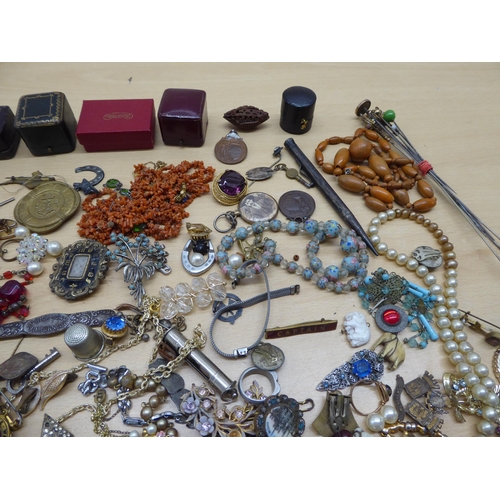 261 - Costume jewellery and items of personal ornament: to include a 9ct gold bar brooch 