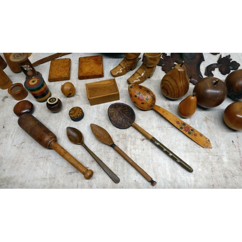 289 - 20thC treen: to include small collectables; sewing/decorative boxes; and other items of purpose