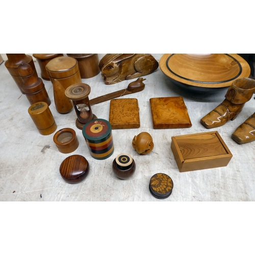 289 - 20thC treen: to include small collectables; sewing/decorative boxes; and other items of purpose