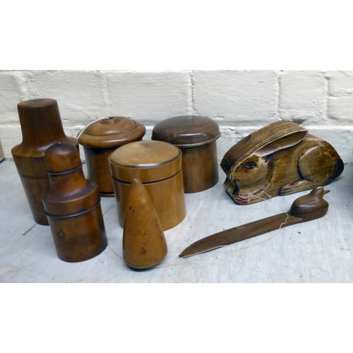 289 - 20thC treen: to include small collectables; sewing/decorative boxes; and other items of purpose