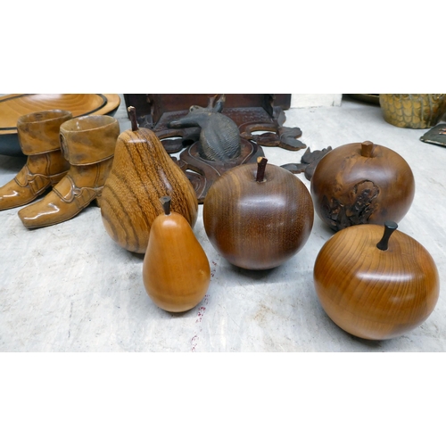 289 - 20thC treen: to include small collectables; sewing/decorative boxes; and other items of purpose