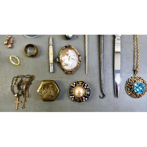 305 - Items of personal ornament: to include a yellow metal framed cameo brooch; and a pair of yellow meta... 